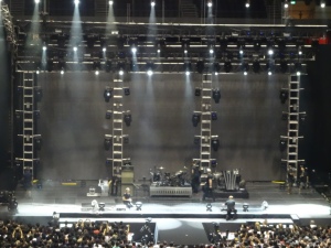Layar raksasa sebagai latar belakang panggung.